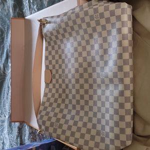 Louis Vuitton Graceful  MM Brand new. I bought it at Louis Vuiton palm Desert,